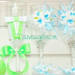 Бокалы на первый стол молодоженам / зеленые ленты